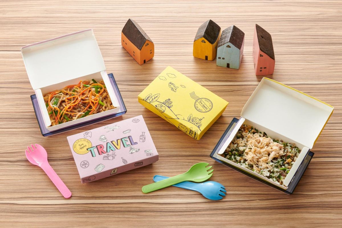 ▲華航於短程航線推行無餐盤服務，利用可加熱的防油紙餐盒取代傳統餐盒，減少清潔劑使用與洗滌用水排放。（圖／華航）