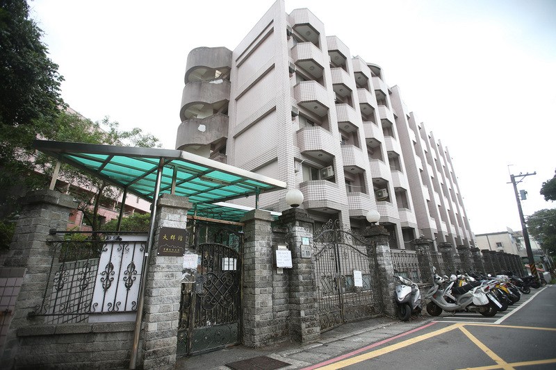 ▲中國文化大學日前回函指大群館（圖）為學生宿舍及教育設施。台北市都發局3日做出認定，大群館違規作寄宿住宅使用，將發函文大及又昱公司以確保建物合法使用，並限期兩個月改善。中央社記者張新偉攝107年7月3日