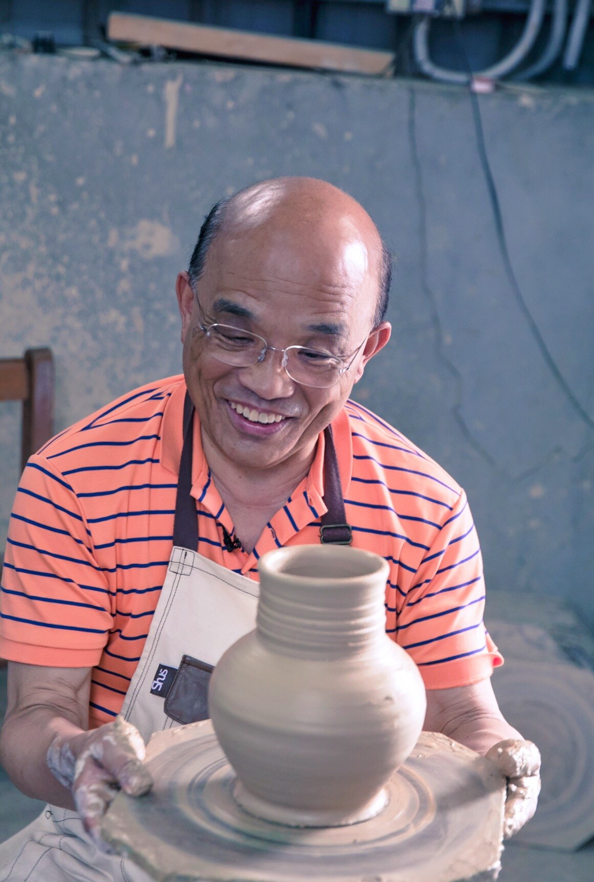 ▲蘇貞昌也親身體驗手拉坯過程，期間還不斷對著陶土說，「你要乖乖的，不要讓我太漏氣」。（圖／蘇貞昌辦公室提供）