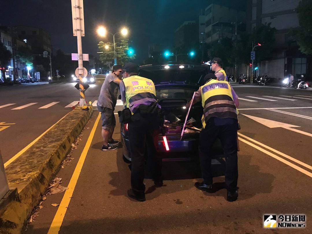 ▲警員協助將車輛推至路邊停放（圖／警方提供 , 2018.7.3\\)