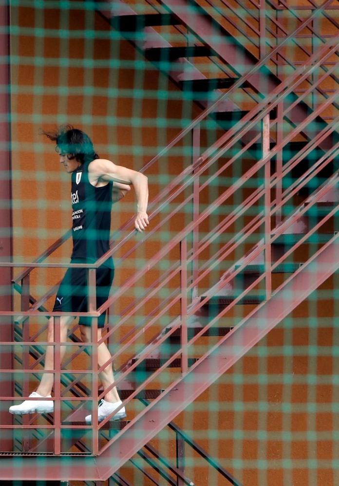 ▲ Cavani因傷下樓梯舉步維艱（圖／取自The Sun\\)