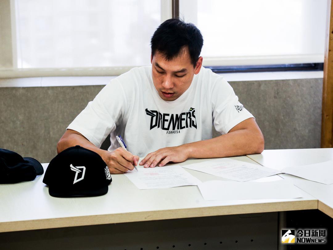 ▲陳世念簽約寶島夢想家。（圖／寶島夢想家提供）