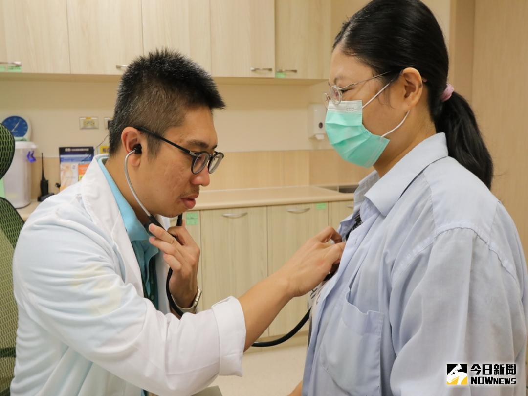 ▲醫生為患者聽診（圖／林重鎣攝 , 2018.7.3\\)