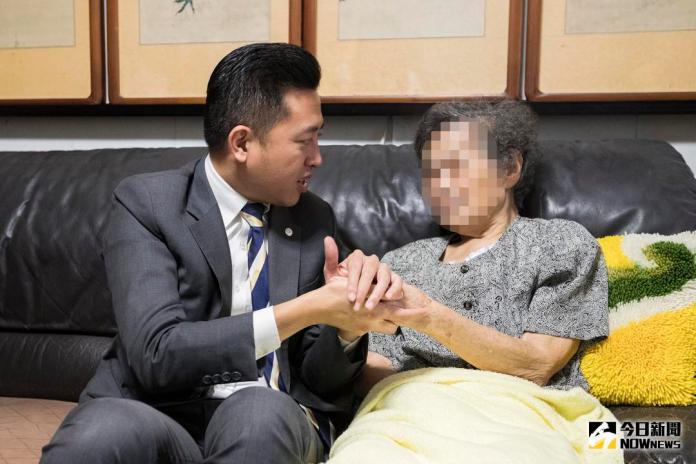 ▲新竹市90歲歐阿嬤堅持不捐就不看醫生，捐出畢生積蓄贈救護車。（圖／陳志偉攝，2018.07.03）