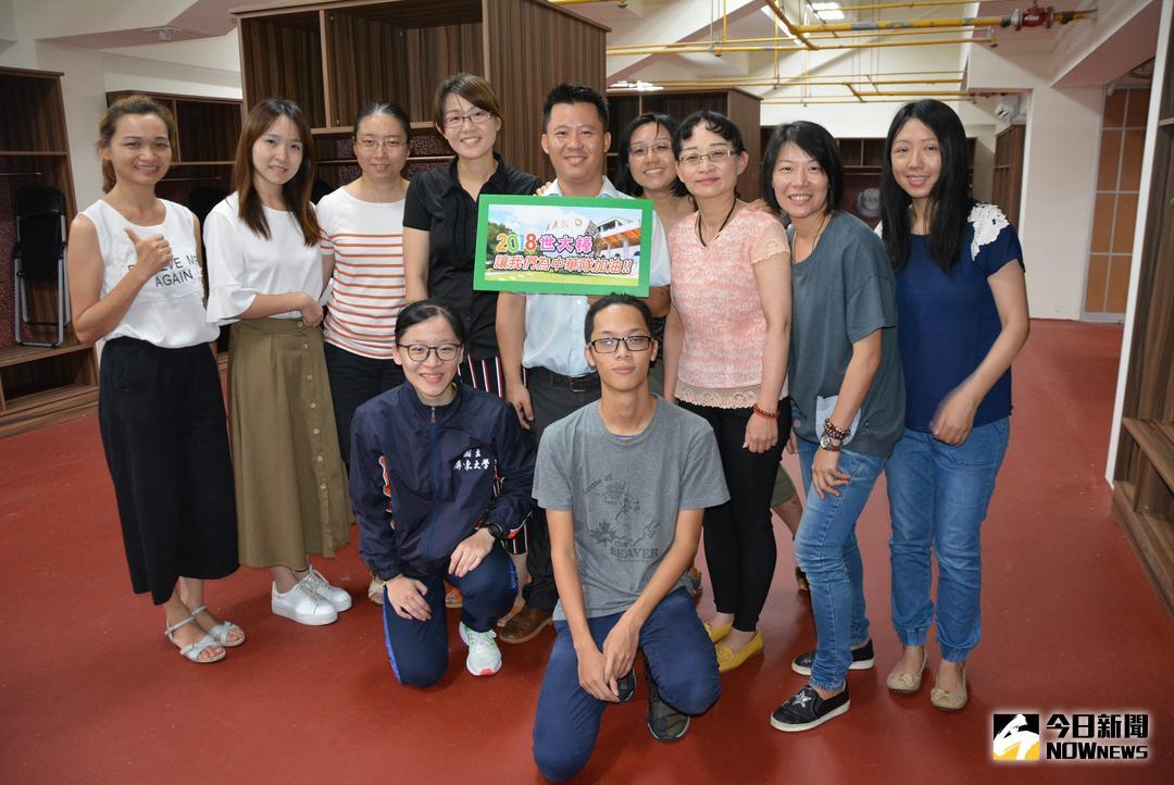 ▲辛宜燈場長與市府體健科科員介紹翻修完成的棒球場休息室。（圖／記者郭政隆攝影2018.7.3）