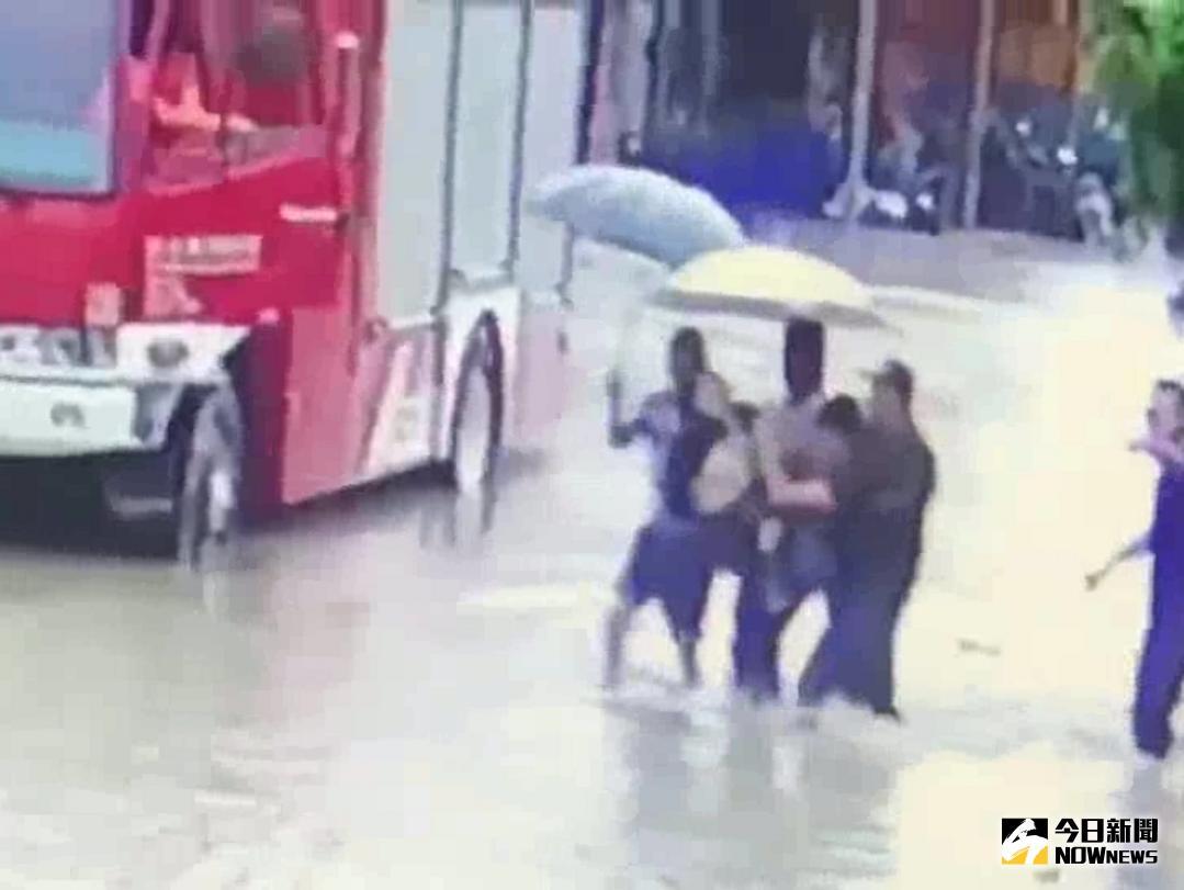 ▲72豪大雨，埔鹽鄉好修村一名90歲的老婦人疑似失足跌倒，家屬返家及時送醫後急救仍不治身亡。（圖／埔鹽鄉民代表會主席許文萍提供，2018.07.03\\)