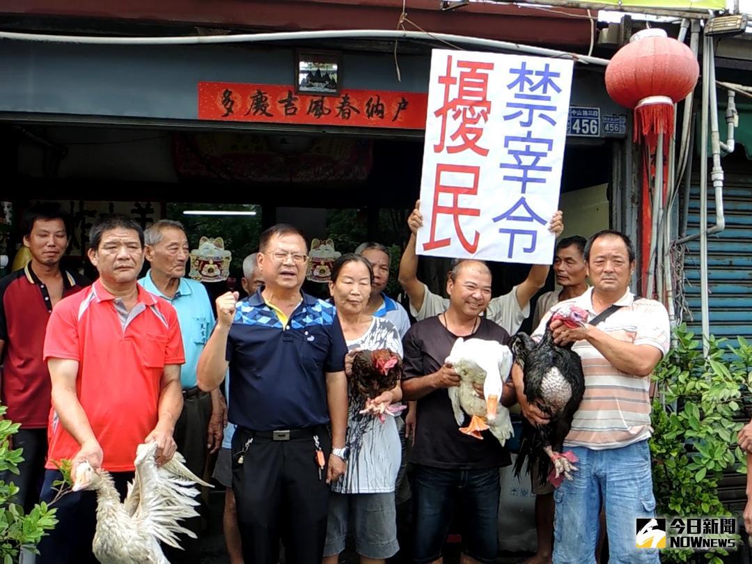 ▲坊間農家幫忙代工屠宰家禽，遭到縣府稽查取締，並將屠體沒入，民眾怒吼殺雞一定要動用到牛刀嗎？。（圖／記者陳雅芳攝，2018.07.03\\)