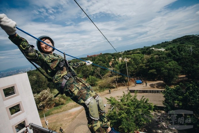 ▲ 鐵衛戰鬥營3日安排單索突擊吊橋等體驗課程。（軍聞社記者葛芃欣攝）