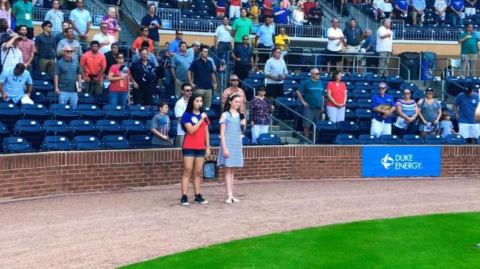 ▲美國14歲少女羅凱莉（Kylie Robinson）在棒球賽上演唱中華民國國歌。（圖／翻攝自YouTube）