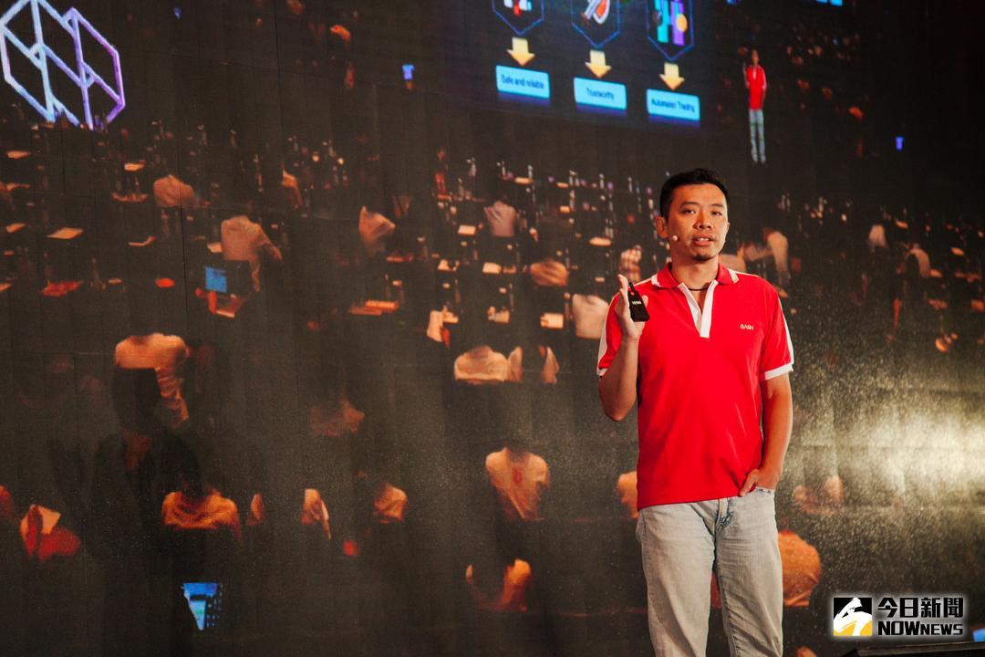 ▲橘子指出，透過區塊鏈特性，遊戲廠商得以打破地域限制，在集團旗下樂點（GASH）推出的區塊鏈道具交易所發行虛擬道具，促進台灣成為遊戲市場裡的交易中心。圖為樂點（GASH）營運長呂俊賢發表集團第一個區塊鏈應用，亞洲第一個虛擬道具交易所。（圖／橘子提供）