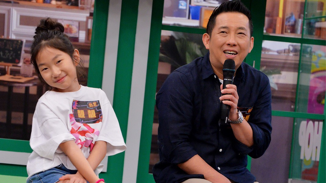 ▲屈中恆（右）帶女兒靚靚一起上節目。（圖／衛視中文台提供 , 2018.7.4）