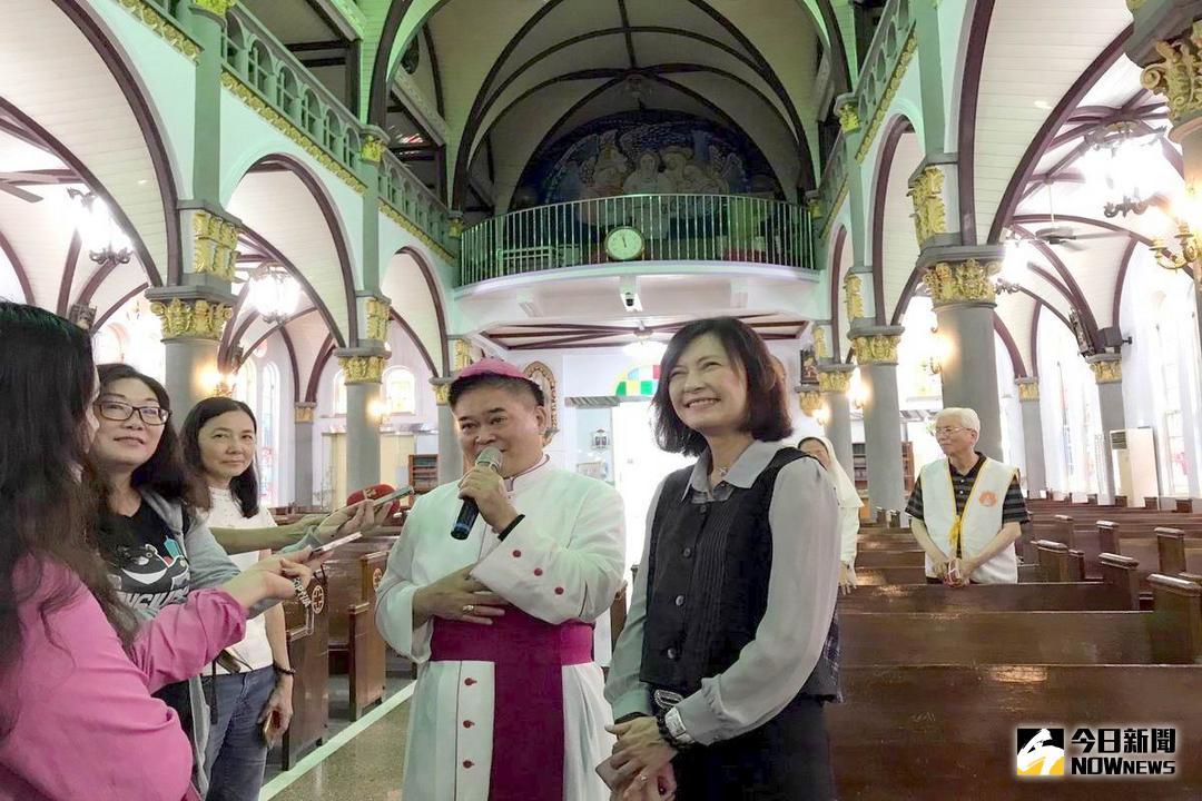 ▲局長曾姿雯親帶團採線，並聆聽劉主教介紹玫瑰聖母堂。（圖／記者許高祥攝）