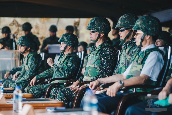 ▲ 參謀總長李喜明上將4日視導國軍第三作戰區年度重砲射擊訓練。（軍聞社記者陳軍均攝）