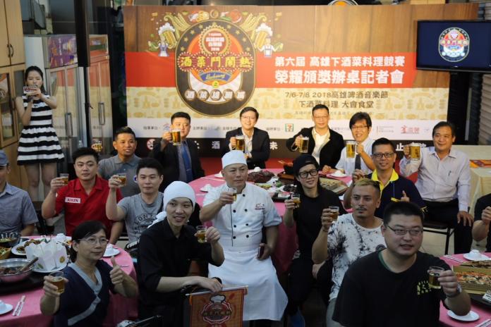 ▲頒獎記者會舉杯合影，預祝啤酒音樂節進駐大會食堂順利。（圖／高市經發局提供,2018.07.04）