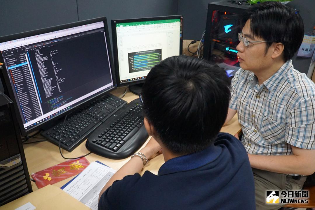 ▲大葉大學資訊工程學系主任林國祥\\(右\\)與學生討論程式。（圖／記者陳雅芳攝，2018.07.04\\)