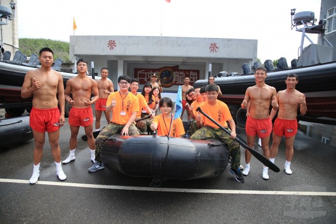 ▲ 素有「海龍蛙兵」之稱的陸軍兩棲連官兵，強健的體格與嚴格的訓練令澎湖戰鬥營學員們大開眼界，4日在參觀完操舟訓練後，學員們興奮的與官兵們合影。（軍聞社記者陳映竹攝）