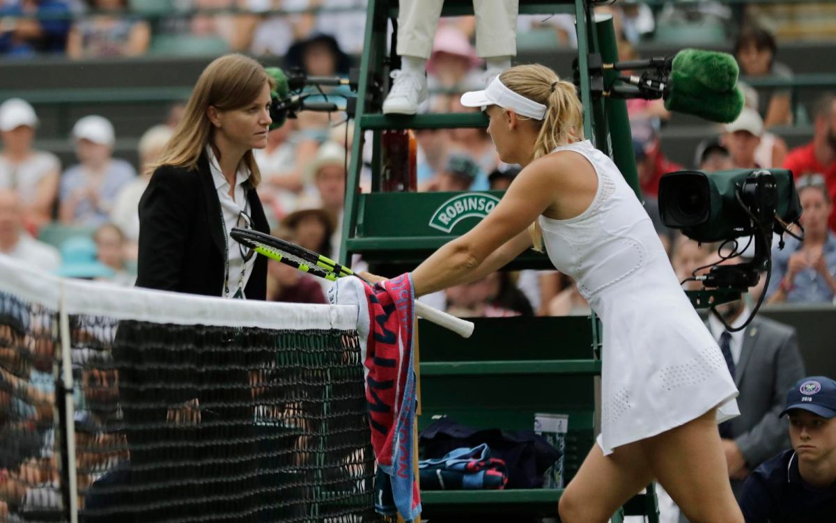 ▲Caroline Wozniacki向主審抗議場上的漫天飛蟲。（圖／美聯社／達志影像）
