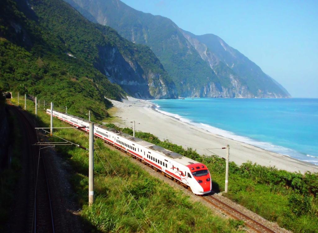 ▲台鐵今（ 5 ）日宣布，本周起至 9 月 2 日的星期五、六、日，開放販售普悠瑪號、太魯閣號站票，但每車次限 120 張。（圖／台鐵局提供）