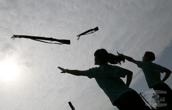 ▲ 仁德醫專儀隊隊員用心投入每一次的練習。（軍聞社記者卓以立攝）