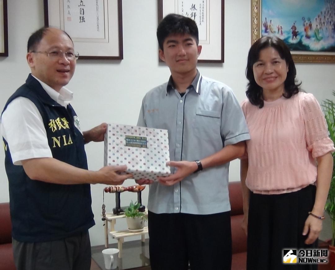▲就讀國立台南大學附設啟聰學校新化校區國中部2年級的越南新住民2代蔡銘祥(中)，榮獲2018總統教育獎，移民署南區事務大隊台南市第2服務站主任陳泗村(左)到校祝賀。(圖／記者黃守作攝，2018.07.05)