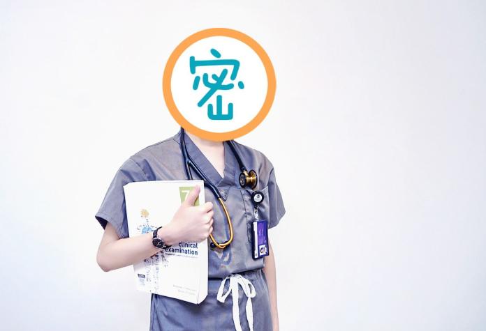 ▲鄉民在 PTT 以「來自台灣的醫學院學生」為主題，介紹正妹準女醫師，沒想到照片一貼出，鄉民紛紛暴動「求門」。（圖／翻攝自 JennJenn Lee IG ）