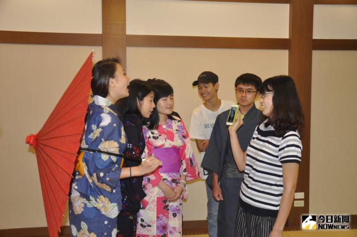 ▲林麗華助理教授透過視訊，讓已經在日本實習的同學分享在日本實習心得。（圖／記者陳雅芳攝，2018.07.05\\)