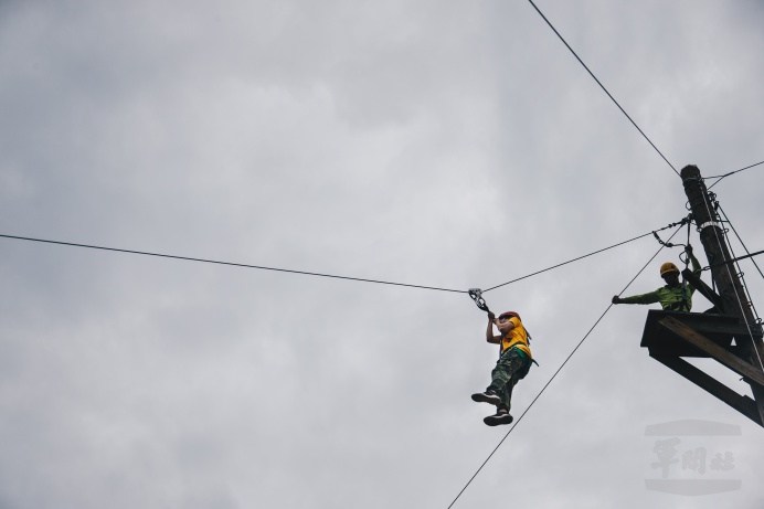 ▲ 迅雷射擊體驗學員5日在合理冒險訓練場體驗滑索項目。（軍聞社記者葛芃欣攝）