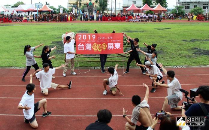 ▲一群熱血高中生表演街舞快閃活動，為「2019台灣燈會在屏東」的宣導揭開序幕。（圖／記者陳宗傑攝,2018.07.05）