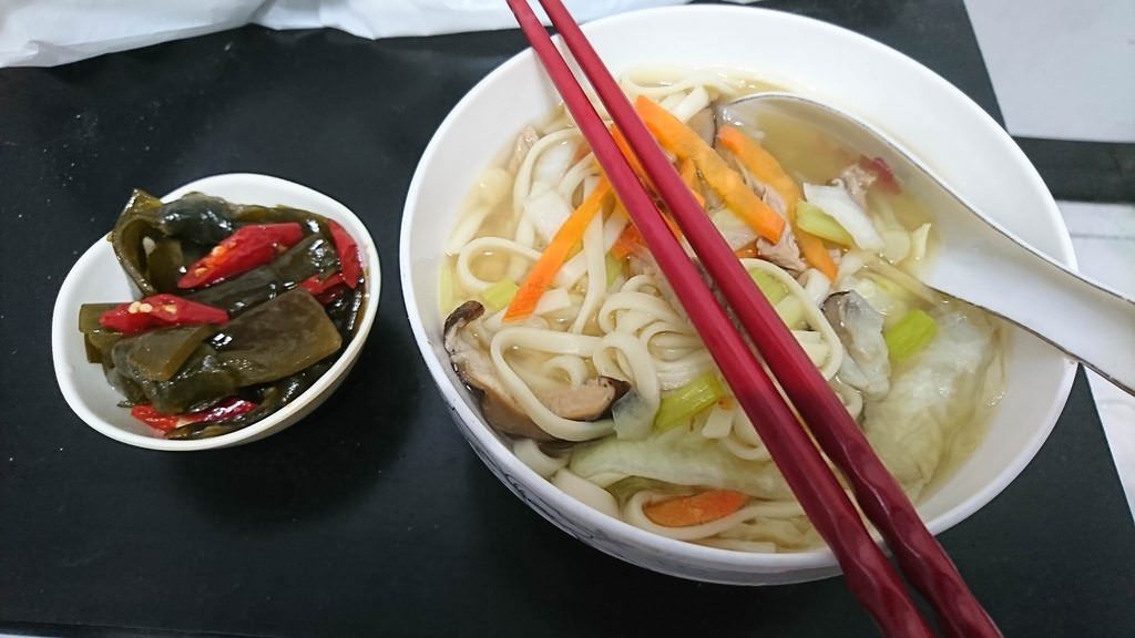 ▲女房東時常主動獻殷勤，日前傳 Line 詢問「要不要吃麵」，接著就聽見敲門聲，端了一碗湯麵過來。（圖／翻攝自 PTT ）