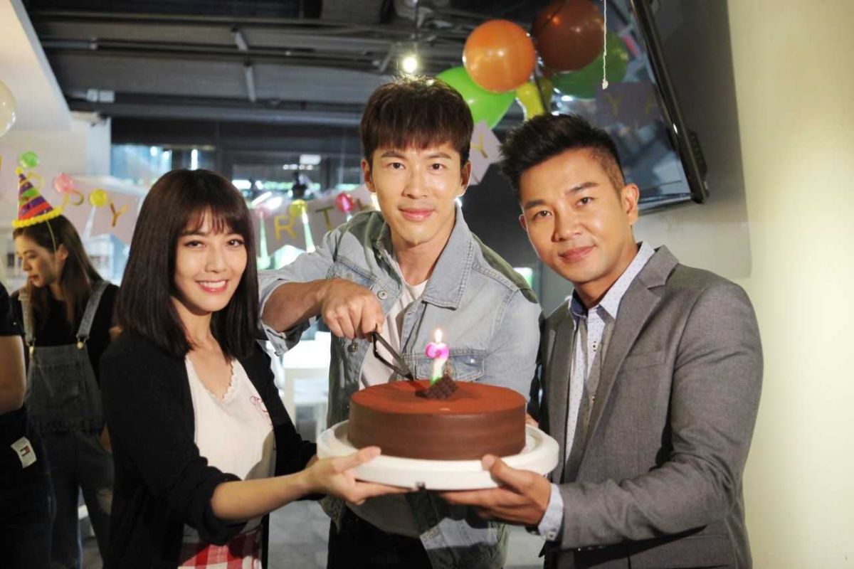 ▲韓瑜（左）、謝承均（右）替黃少祺慶生。（圖／三立提供，2018.07.06）