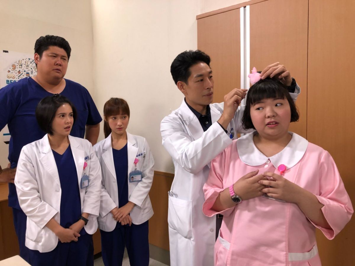 ▲藍鈞天（左）演出帥氣整形醫師。（圖／民視提供，2018.07.06）