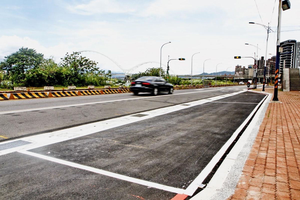 ▲新北市高灘處在利濟橫移門堤外行人階梯廣場設置4格大客車停車格，改善新莊廟街周邊交通。（圖／新北市高灘地工程管理處提供）
