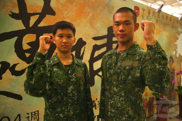 ▲ 擔任107年入伍訓練宣誓代表的劉羽軒（左）與授槍代表簡紹偉（右），都以加入國軍為榮。（軍聞社記者徐振威攝）
