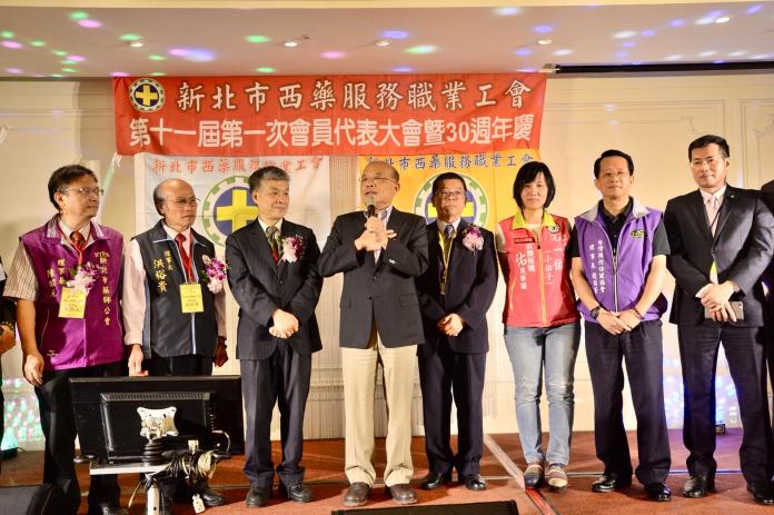 ▲蘇貞昌在立委張宏陸、羅致政及新北市議員參選人石一佑的陪同下，參加新北市西藥服務職業工會的會員大會，並逐桌致意。（圖／蘇貞昌辦公室提供）