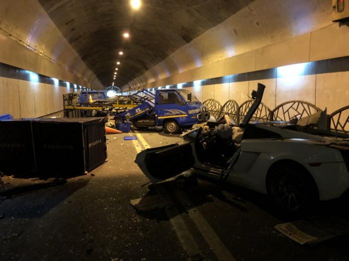 ▲台北市警消7日清晨獲報，自強隧道內發生車禍，一輛白色藍寶堅尼撞上現場施工的2輛工程車，造成2死3重傷。（警方提供）中央社記者劉建邦傳真107年7月7日