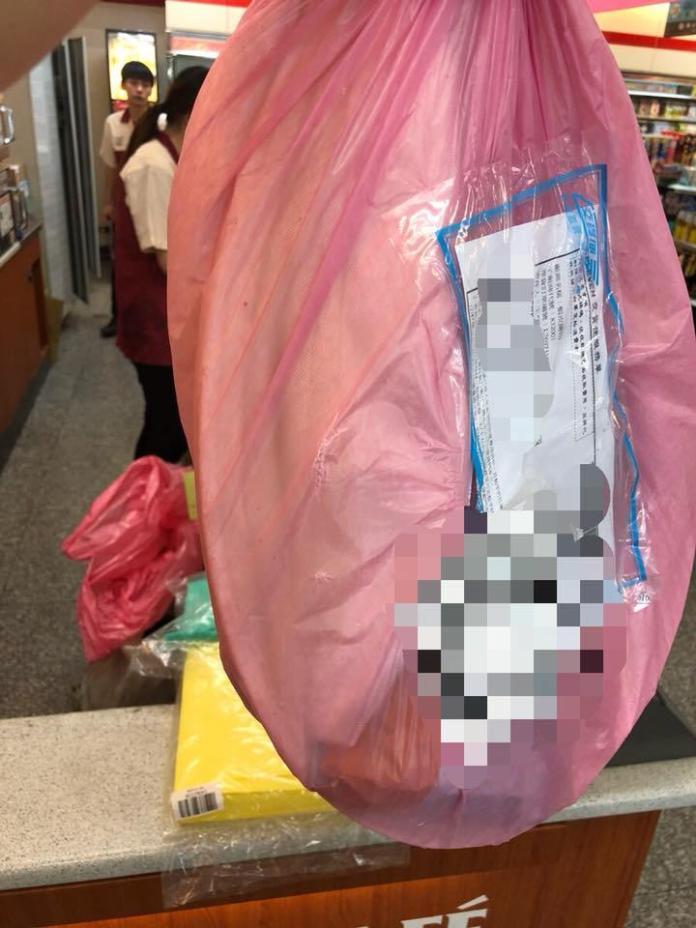 ▲女網友在網上購物，收到的卻是用紅色垃圾袋包裝的商品。（圖／翻攝自「爆怨公社」）