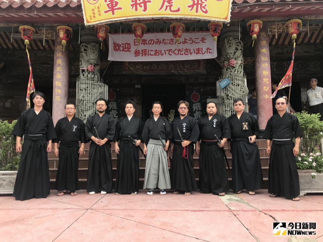 ▲日本有名的劍術家菅野茂率日本拔刀道台南支部成員向飛虎將軍祭拜。（圖／記者黃文博攝，2018.07.07