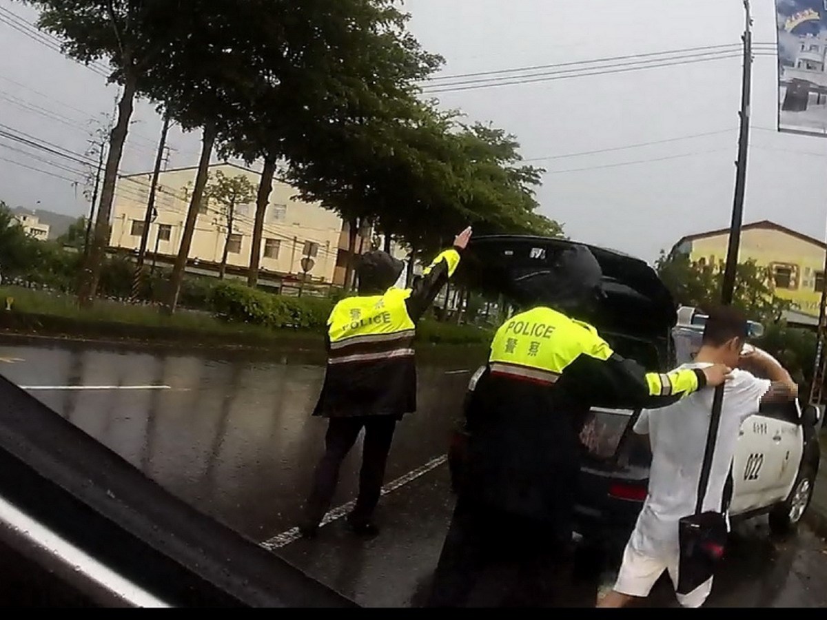 ▲吳姓男子為紓解壓力染上毒癮，在車上吸食K他命，被巡邏員警查獲。（圖／東勢警分局提供2018.7.7）