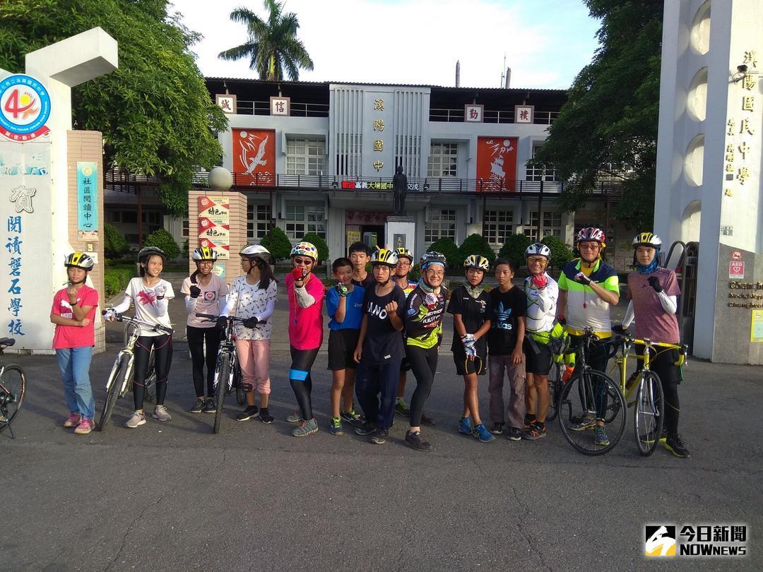 ▲嘉義縣大埔國中小師生騎著單車到彰化縣溪陽國中，進行一天半的學習交流，溪陽國中帶領訪客騎乘溪州公園花博及森林園區，同時也體驗了積木的組裝和機器人的操作。（圖／記者陳雅芳攝，2018.07.07\\)
