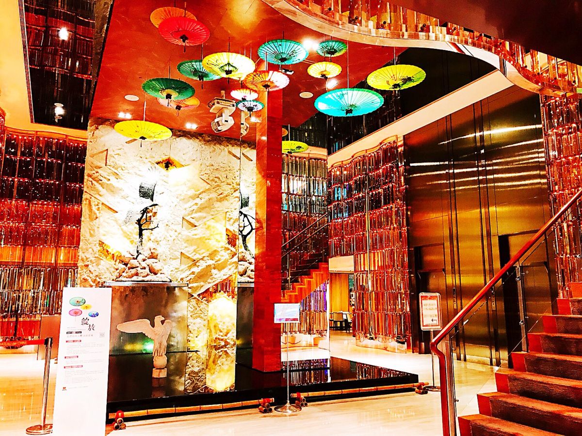 ▲高雄酒店與美濃知名業者合作，於飯店一樓展出近三十把客製油紙傘，挑高六米展示區讓參觀者俯仰之間，觀賞張開的傘如盛開的花。（圖／高雄翰品酒店提供）