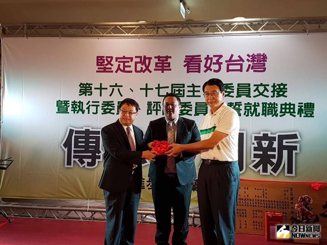 ▲民進黨宜蘭縣黨部新卸任主委交接，新任主委黃建財\\(左\\)，卸任主委林進財\\(右\\)，由民進黨中央黨部台灣民主學院副主任邱世元\\(中\\)擔任監交人。（圖／記者李清貴攝 , 2018.07.08\\)
