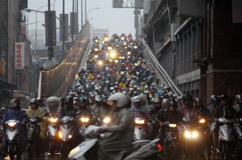 ▲台灣許多民眾平時出門仍習慣以機車代步，不過近年來隨著物價攀升，機車的價格似乎也越來越高。（圖／中央社資料圖片）