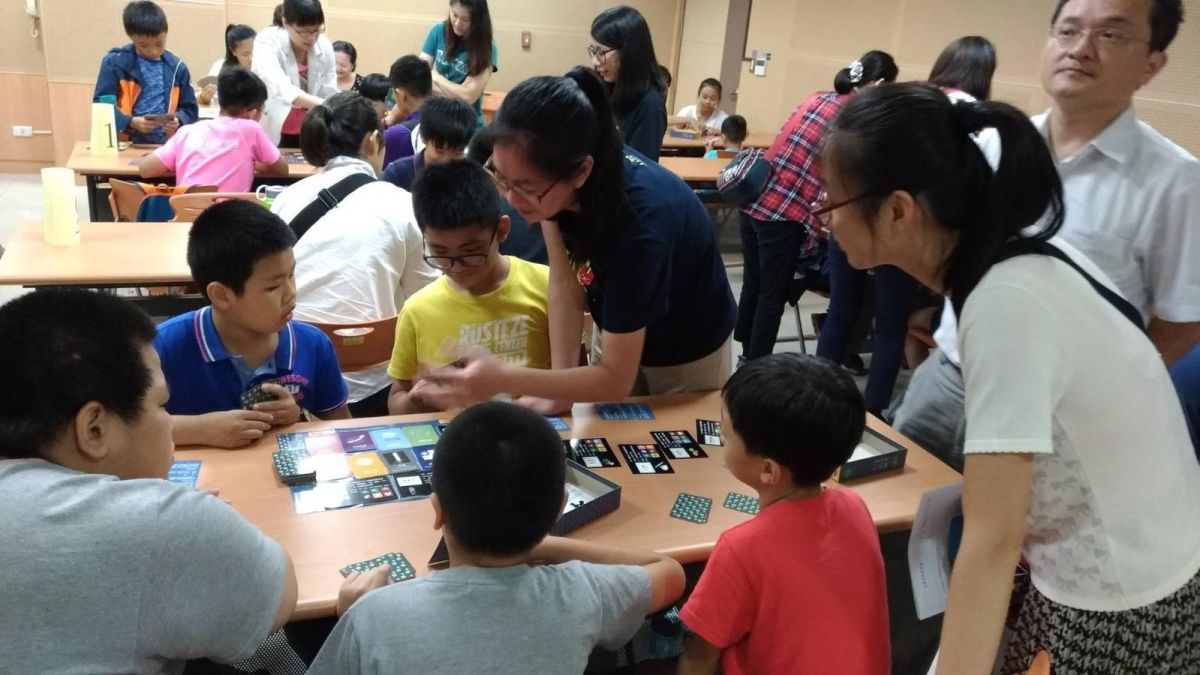 ▲反毒議題桌遊讓玩家了解毒品對身體的危害，並增進人與人互動，達到寓教於樂目的。（圖／衛生局科長何宛青提供）