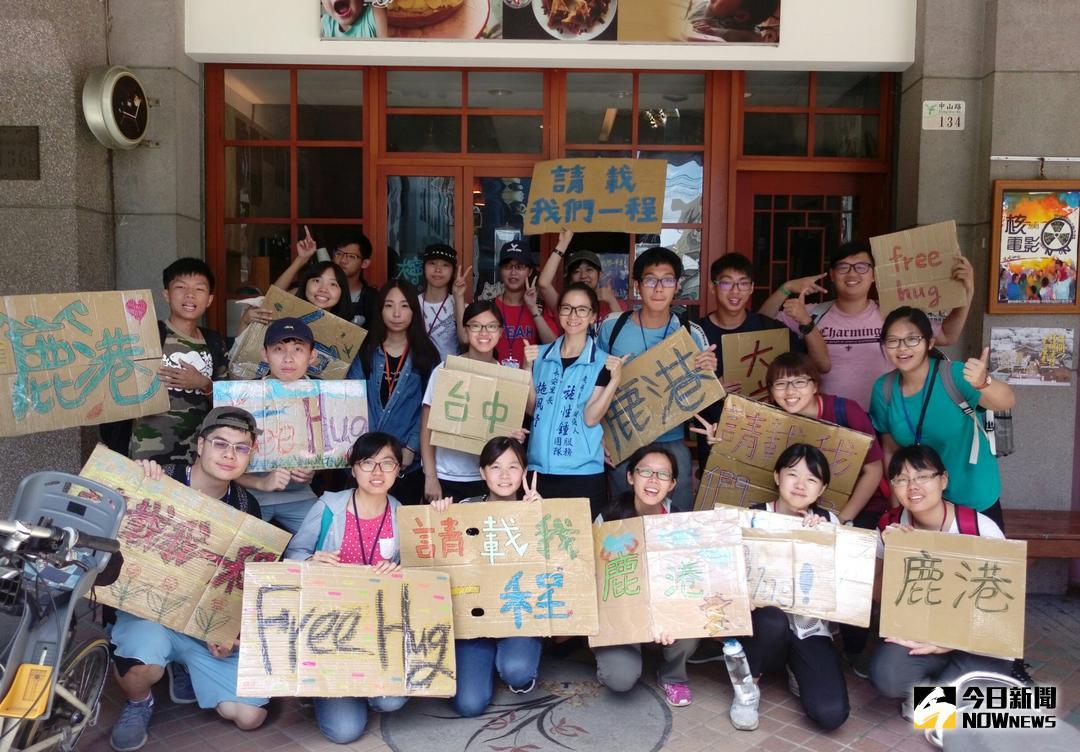 ▲世界統一家庭聯合會號召20多位大學志工到鹿港幫忙獨居老人清理家園，清洗遭豪雨泡過的紗窗，也熱情地陪長輩聊天，傾聽服務長輩的故事。（圖／記者陳雅芳攝，2018.07.08\\)