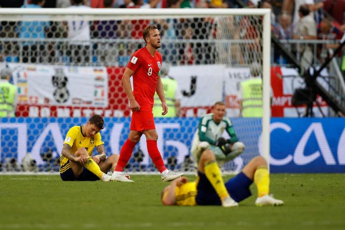 ▲瑞典輸球後失落坐躺在草地上。（圖／美聯社／達志影像）