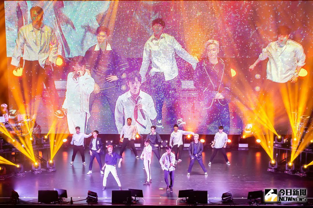 ▲B.A.P台上根本綜藝卡，一直「練肖話」。（圖／全星秀 , 2018.7.8）