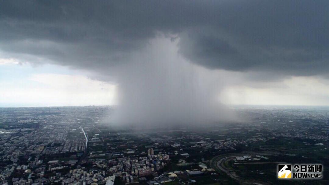 ▲中央氣象局副局長鄭明典，今（ 8 ）日在臉書分享楊姓網友的照片，完美呈現難得一見的「雨瀑」景象。（圖／網友楊樹華授權提供，請勿隨意翻攝）