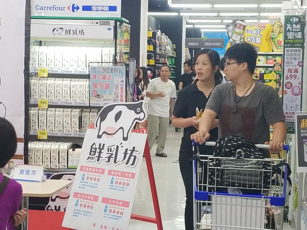 ▲鮮乳坊當推手，家樂福支持獨立酪農引進單一乳源的許慶良鮮乳品牌上架。（圖／金武鳳攝 , 2018. 7.9\\)