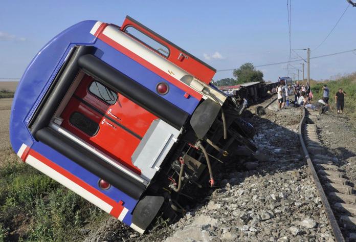 ▲土耳其一列火車昨（8）日行經西北部泰基爾達省（Tekirdag）時脫軌，造成 10 人死亡、 73 人受傷。（圖／達志影像／美聯社）