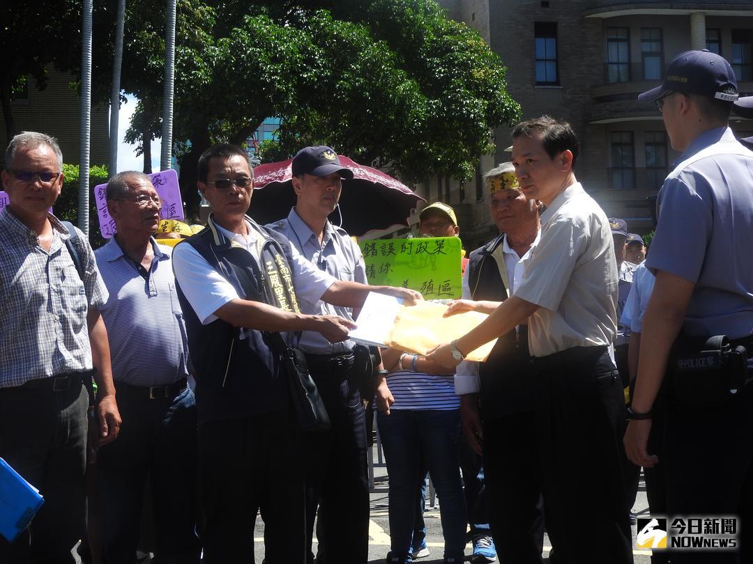 ▲行政院官員收下七股沿海土地資源保護協會的陳情書。（圖／林仕祥攝 , 2018.7.9 ）